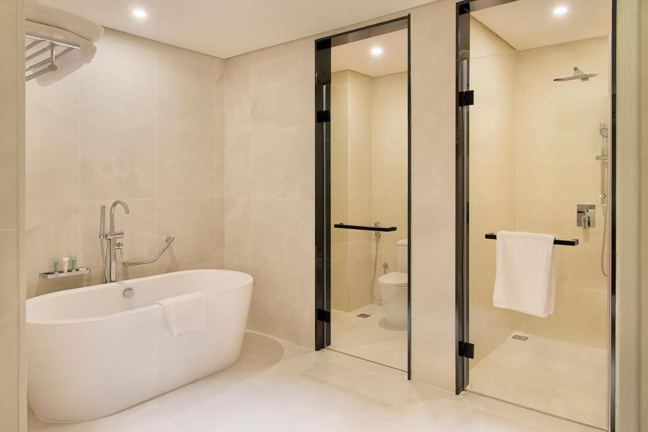 Asiana Grand Hotel Dubai Esterno foto A modern bathroom with a shower and a bathtub