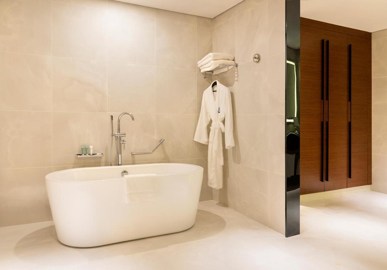 Asiana Grand Hotel Dubai Esterno foto A freestanding bathtub