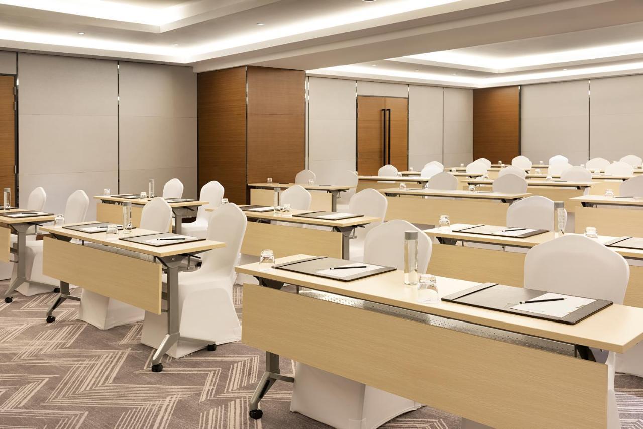 Asiana Grand Hotel Dubai Esterno foto A typical classroom layout