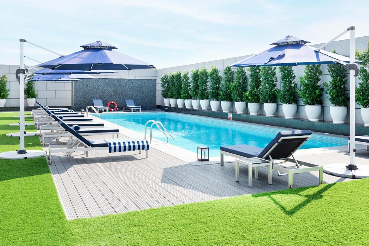 Asiana Grand Hotel Dubai Esterno foto The swimming pool at the hotel