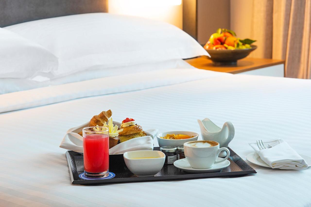 Asiana Grand Hotel Dubai Esterno foto Room service