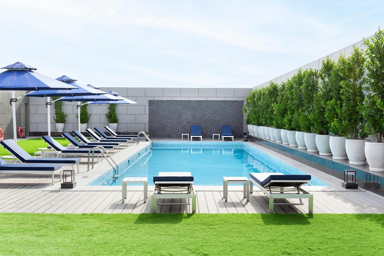 Asiana Grand Hotel Dubai Esterno foto The swimming pool at the hotel
