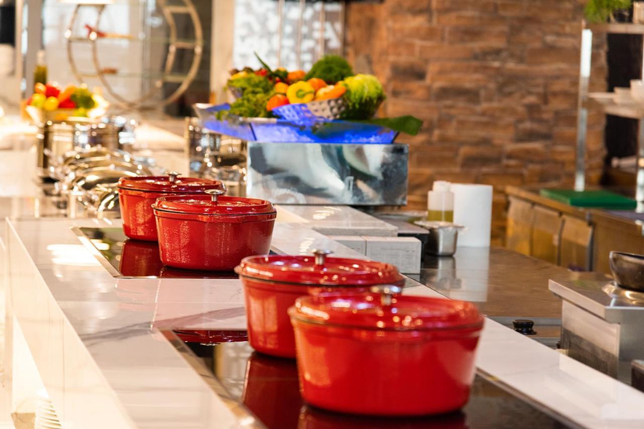 Asiana Grand Hotel Dubai Esterno foto Le Creuset cast iron cookware